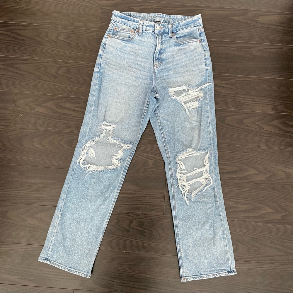 AMERICAN EAGLE HIGH WAIST STRAIGHT LEG LIGHT WASH DISTRESSED DENIM JEANS